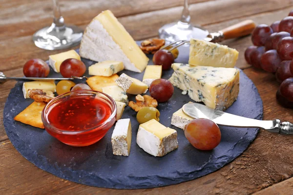 Ahşap masa, closeup tatmak için peynir