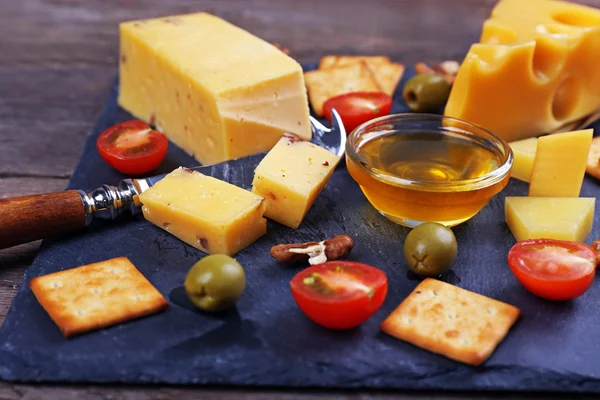 Queijo para degustação em um tapete close-up — Fotografia de Stock