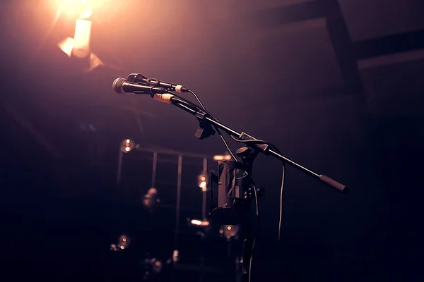 Microphone sur scène préparée pour concert — Photo