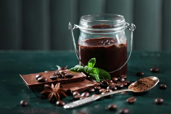 Postre de chocolate en vidrio sobre fondo de madera de color — Foto de Stock