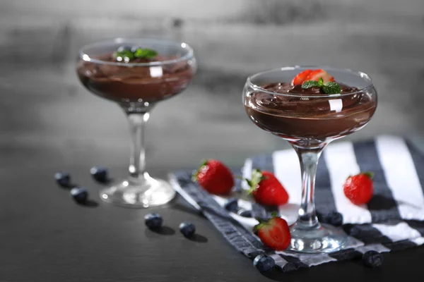 Mousse di cioccolato con bacche fresche su sfondo di legno — Foto Stock