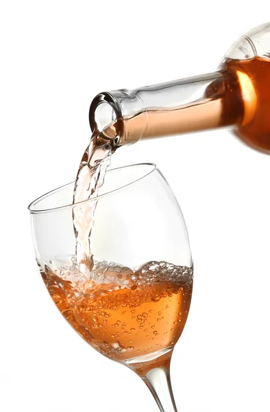 Růžové víno nalévání skla, izolované na bílém — Stock fotografie