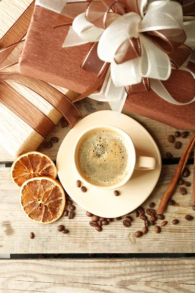 Bonito presente, xícara com grãos de café e café em fundo de madeira — Fotografia de Stock