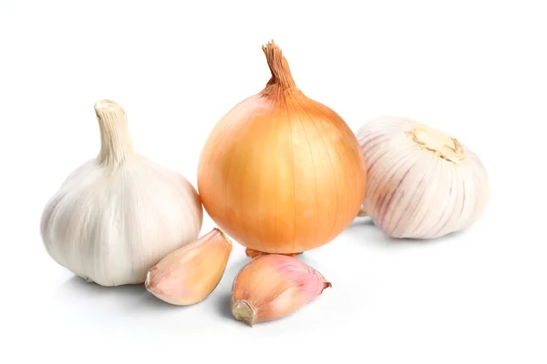 Knoblauch und Zwiebeln isoliert auf weiß — Stockfoto