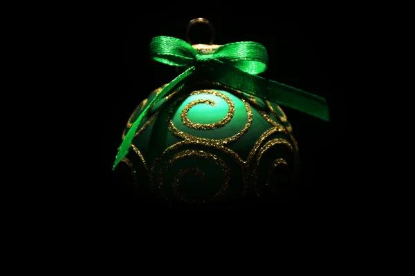 Belle boule de Noël sur fond noir — Photo