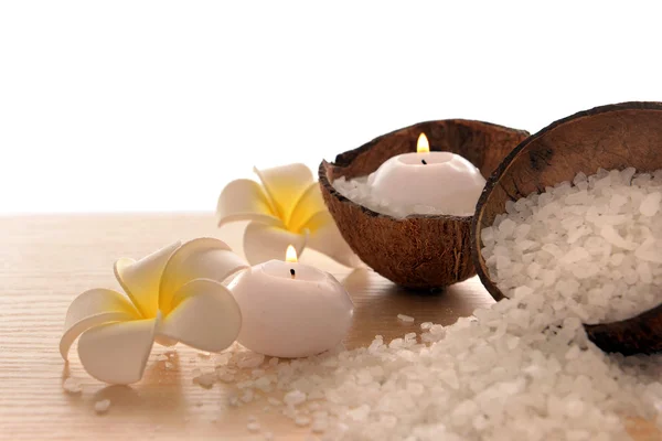 Conceito de spa de plumeria, coco e velas com sal marinho, isolado em branco — Fotografia de Stock