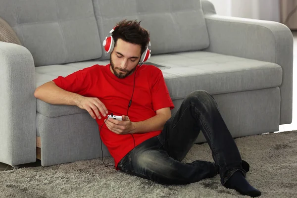 Schöner Mann hört Musik mit Kopfhörern — Stockfoto