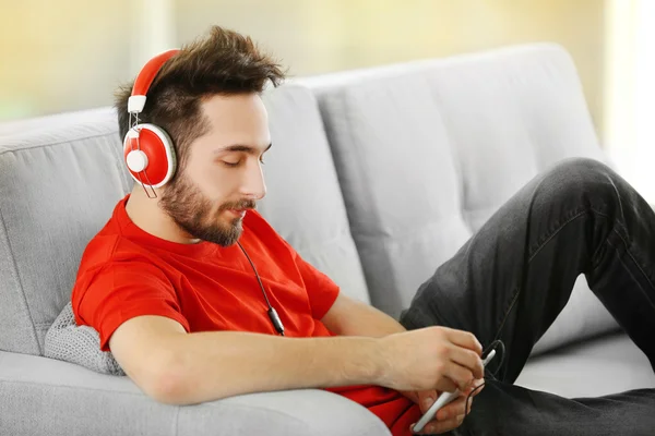 Junger Mann hört Musik mit Kopfhörern — Stockfoto
