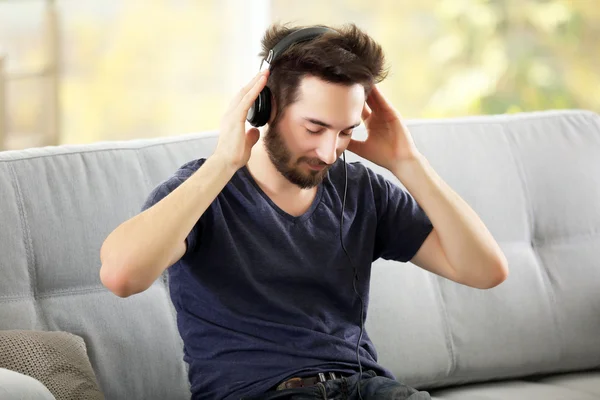 Hombre escucha música con auriculares —  Fotos de Stock