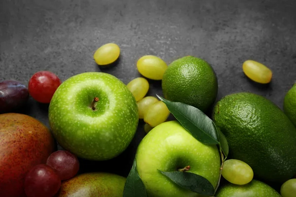 Frutas no fundo cinza escuro — Fotografia de Stock