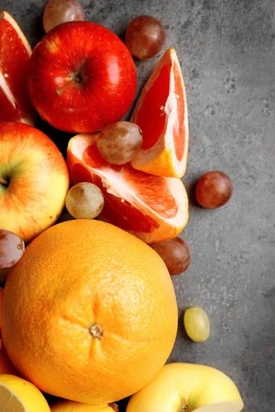 Frutas sobre fondo gris — Foto de Stock