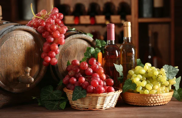 Uvas em taças e barril em mesa de madeira — Fotografia de Stock