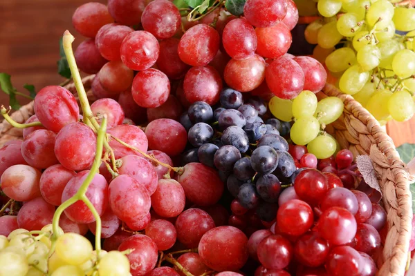 Grape in basket on wooden table, closeup — Φωτογραφία Αρχείου