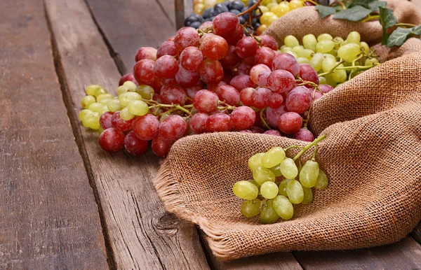 Primeros planos de la uva sobre el saco — Foto de Stock