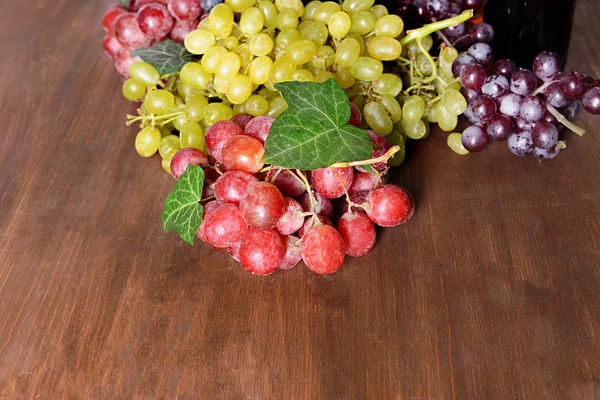 Uvas en mesa de madera — Foto de Stock