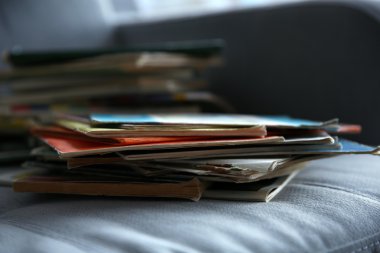 Kitap gri kanepe üzerinde kazık, yakın çekim