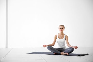 Genç kadın bu yoga egzersiz yapmak