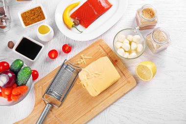 Mutfak gereçleri ve masada açık renkli salataya için malzemeler