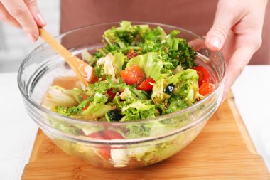 Genç adam sağlıklı salata, yakın çekim hazırlanıyor