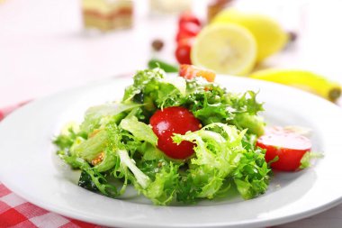 Hafif ahşap zemin üzerine lezzetli somon salata