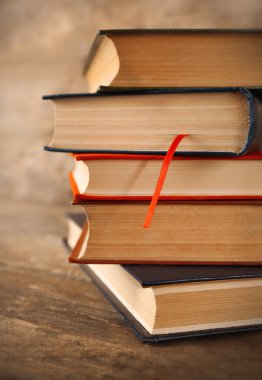 yığın kitap ahşap zemin üzerinde