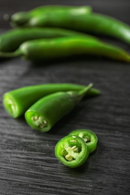 Koyu ahşap zemin üzerine yeşil biber