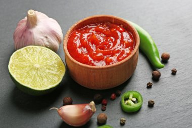 Ev yapımı acı sosu ve baharatlar koyu arka plan üzerinde