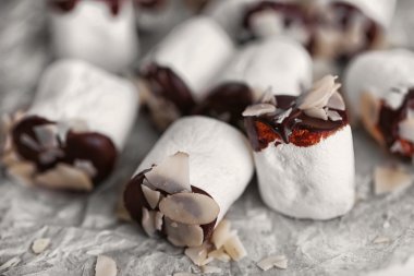 Kağıt üzerinde çikolata ile lezzetli şekerleme yakın çekim