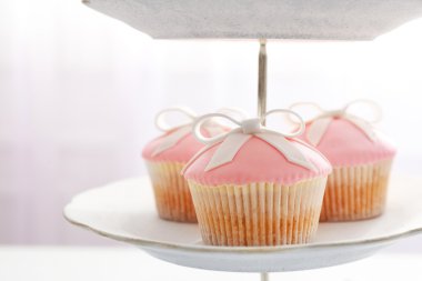 Stand, ışık arka plan üzerinde lezzetli kek