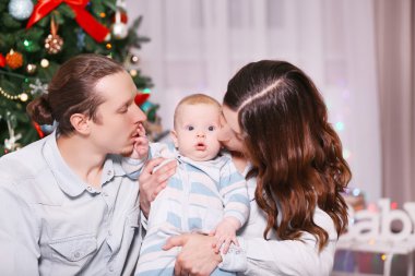 Ebeveynler kisses onların bebek 