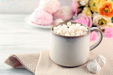 Hafif ahşap arka plan üzerinde marshmallows sıcak çikolata bir fincan