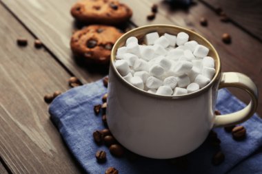 Marshmallow, ahşap arka plan üzerinde sıcak çikolata bir fincan