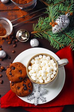 Bir fincan sıcak çikolata şekerleme, köknar ağacı dalı ahşap arka plan üzerinde