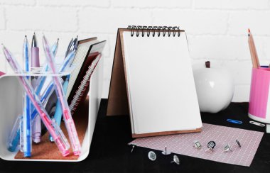 Ofis malzemeleri masanın üstünde. 