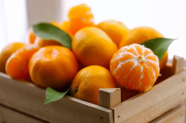 Mandalina üzerinde eski ahşap masa, ahşap sandık içinde yakın çekim