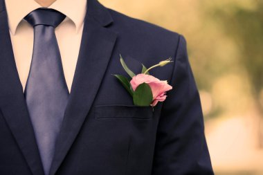 Yaka çiçeği açık havada ile damat