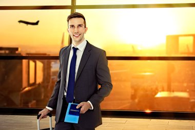 İş adamı salonda Havaalanı