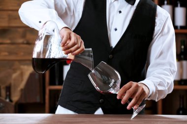 Barmen tezgahta arka plan çalışma