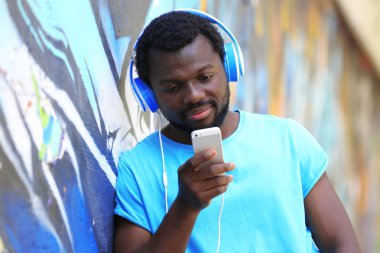 Kulaklıklar ile Afrika kökenli Amerikalı adam 