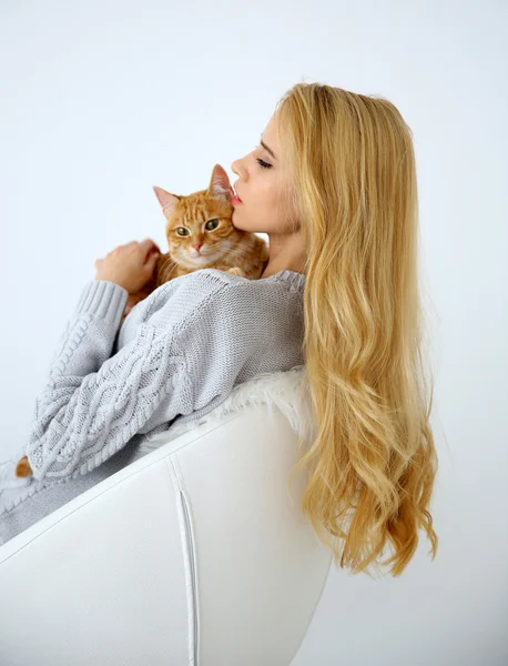 Junge Frau mit roter Katze — Stockfoto