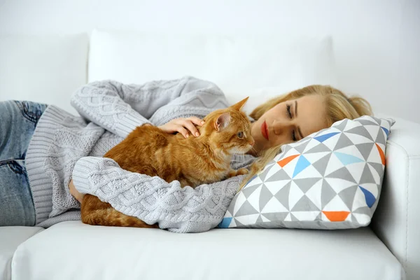 Mujer joven con gato rojo — Foto de Stock