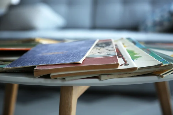 Bücher auf weißem Tisch. Fokus auf Bücher und verschwommenen Hintergrund — Stockfoto