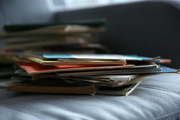 Bücherstapel auf grauem Sofa, Nahaufnahme — Stockfoto