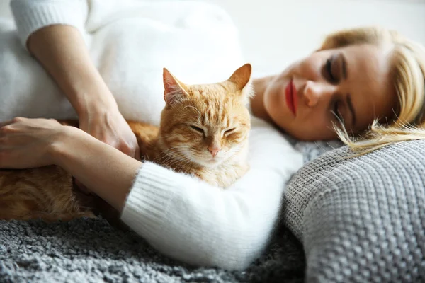Woman laying with red cat — Stock Photo, Image