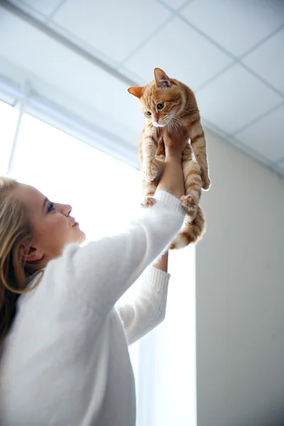 赤猫と遊ぶ若い女性 — ストック写真