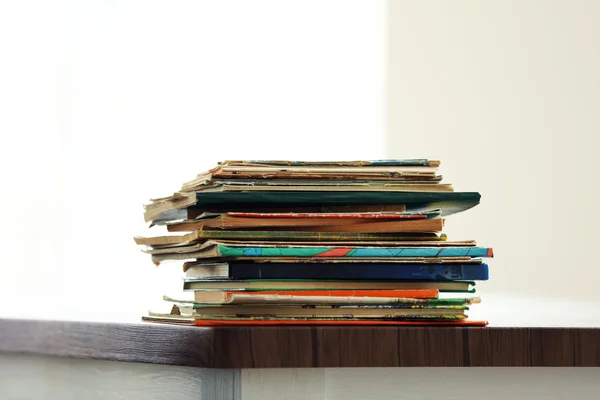 Högen av gamla böcker på träbord — Stockfoto