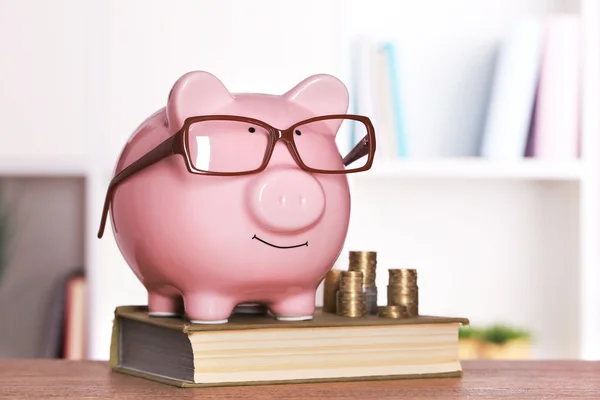 Piggy bank in glazen — Stockfoto