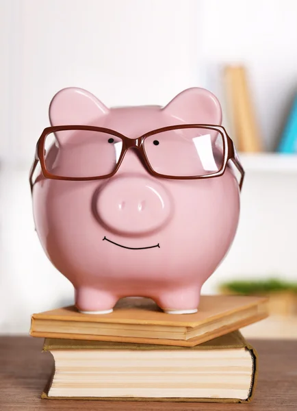 Sparschwein in Brille — Stockfoto