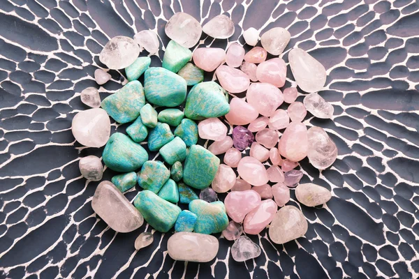 Belle pietre minerali su superficie scura — Foto Stock