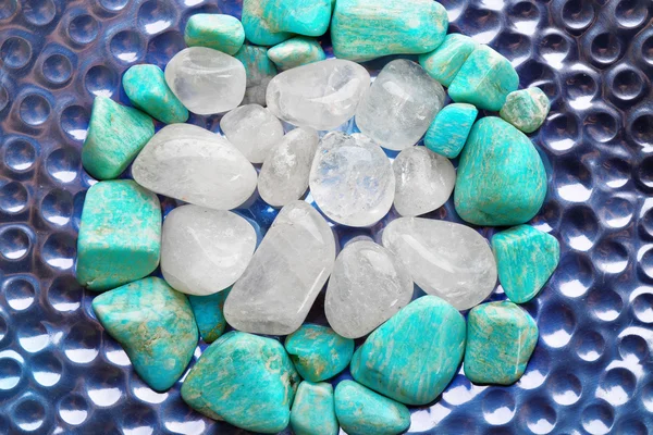 Hermosas piedras minerales en superficie brillante — Foto de Stock